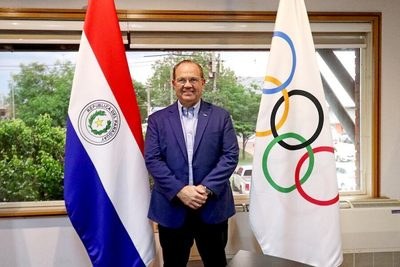 Camilo Pérez en ceremonia de reelección en el Comité Olímpico Internacional